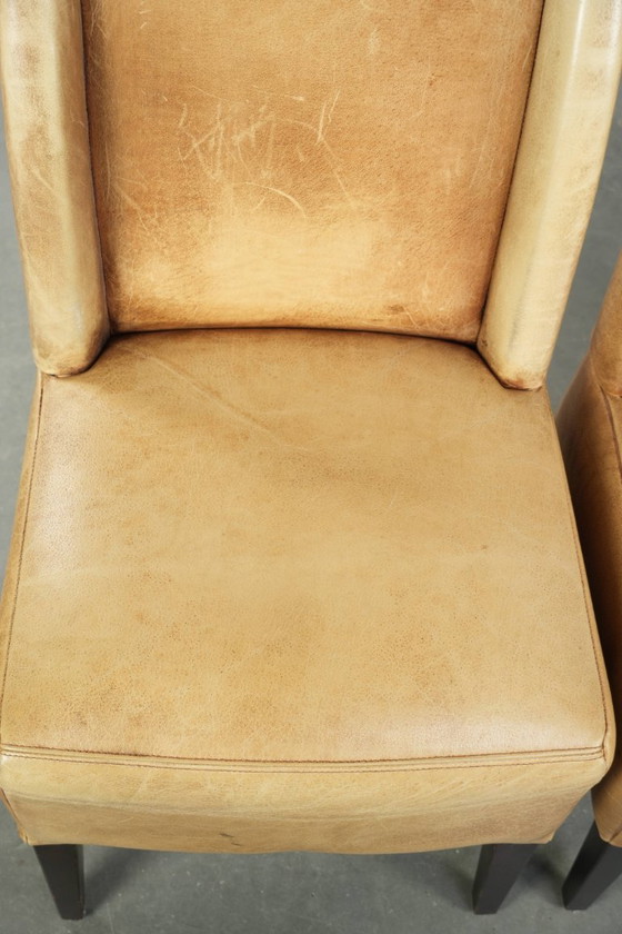 Image 1 of 6 chaises de salle à manger en cuir de vachette clair, avec une belle couleur claire, une assise confortable et un dossier haut.