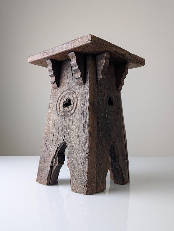 Image 1 of Taburete monástico de roble con pedestal y perforaciones de trébol, estilo neogótico francés, década de 1900.