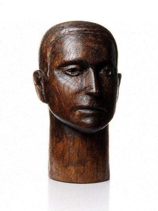 Een sculptuur uit één stuk hout, voorstellende een mannenhoofd, vintage vakmanschap uit de 20e eeuw (jaren 1950).