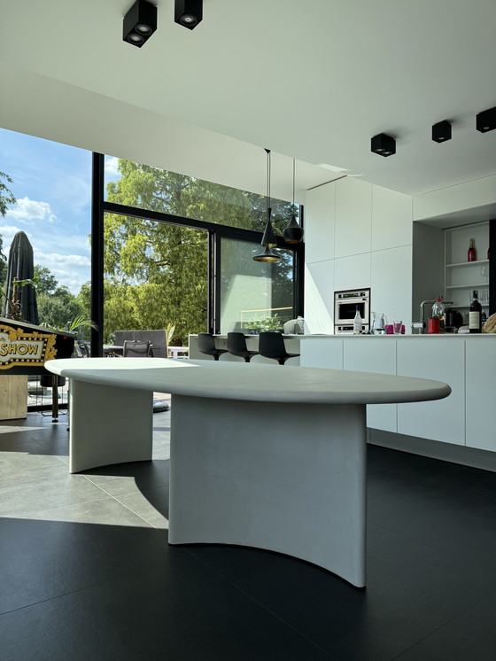 Image 1 of Mesa de comedor orgánica única - 280 x 115 cm - con base curvada