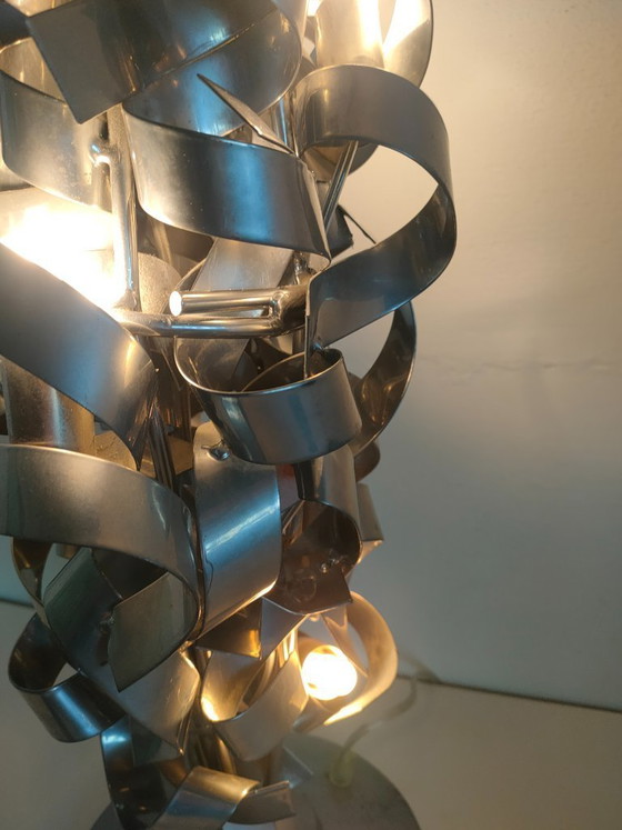 Image 1 of Lámpara de mesa única y exclusiva con detalles metálicos en espiral.