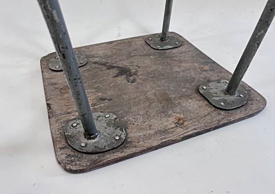 'Five' Belgischer Hocker, Sitz aus Schichtsperrholz mit Schablonierter Ziffer, Stahlgestell, Unikat – Wood (photo 8 of 12)