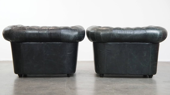 Image 1 of 2 x Ruime zwarte chesterfield fauteuil van generfd rundleer
