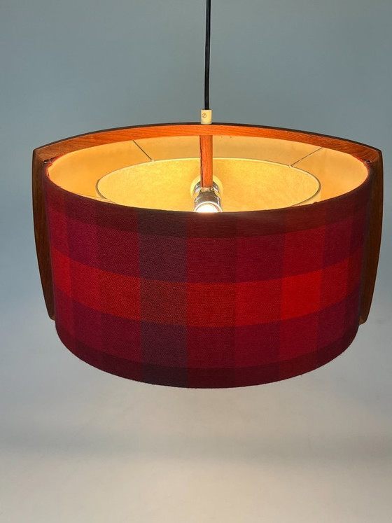 Image 1 of Lampada a sospensione vintage in teak con paralume a quadri rossi, Scandinavia anni '60