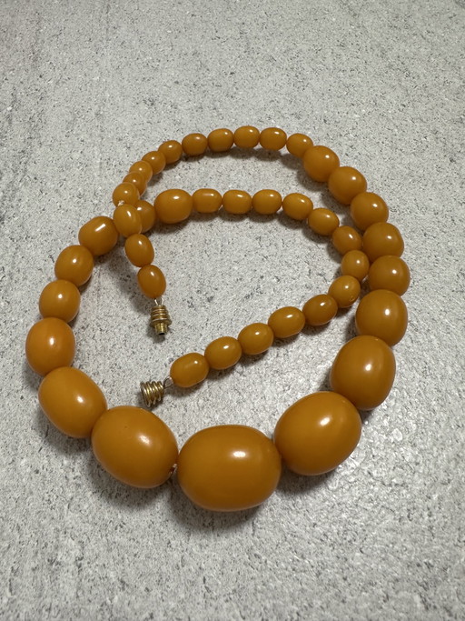 Collier en bakélite couleur caramel, 80 grammes