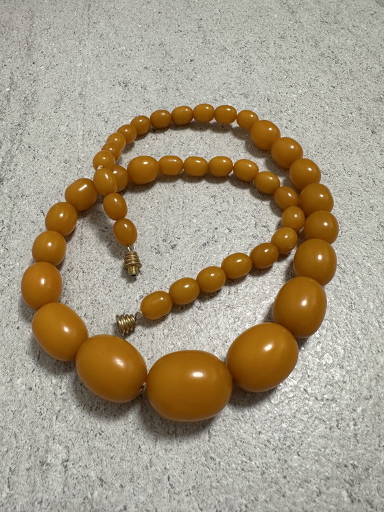 Image 1 of Collier en bakélite couleur caramel, 80 grammes