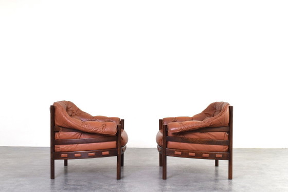 Sillones de roble y cuero de mediados de siglo, diseñados por Arne Norell para Coja en la década de 1960. (photo 2 of 16)