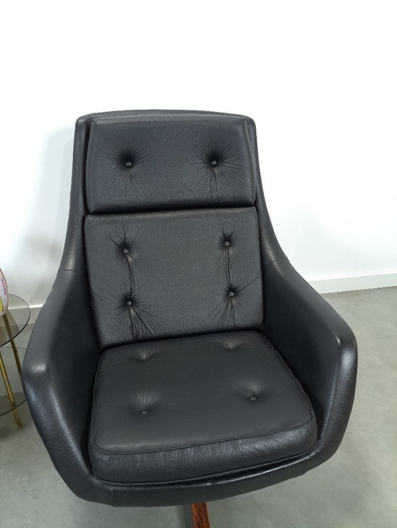 Image 1 of Sedia girevole in pelle artificiale nera proveniente dalla Svezia