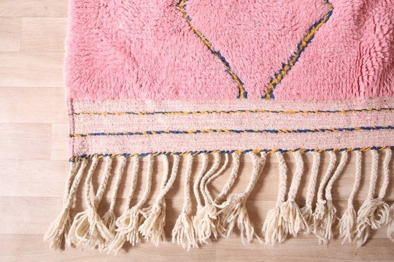 Image 1 of Tappeto berbero fatto a mano in pura lana, realizzato secondo la tradizione con motivi rosa, dimensioni 200/300 cm.