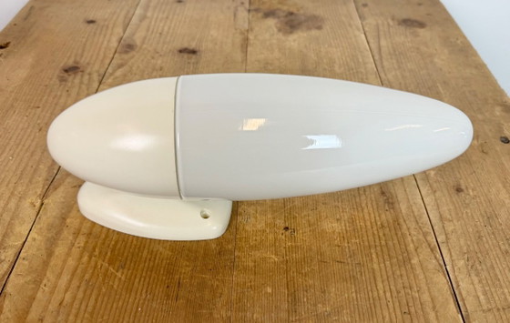 Image 1 of Industriële witte bakelieten wandlamp met melkglas, jaren 1950