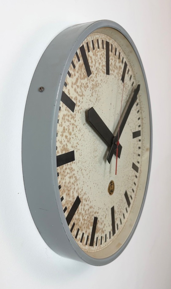 Grande orologio da parete industriale grigio da stazione di CTW, 1960 – Vetro, Ferro (photo 5 of 18)