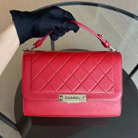 Image 1 of Borsa Chanel Medium Label Click Flap in pelle di vitello trapuntata e martellata, colore rosso, con finiture dorate, serie 24.