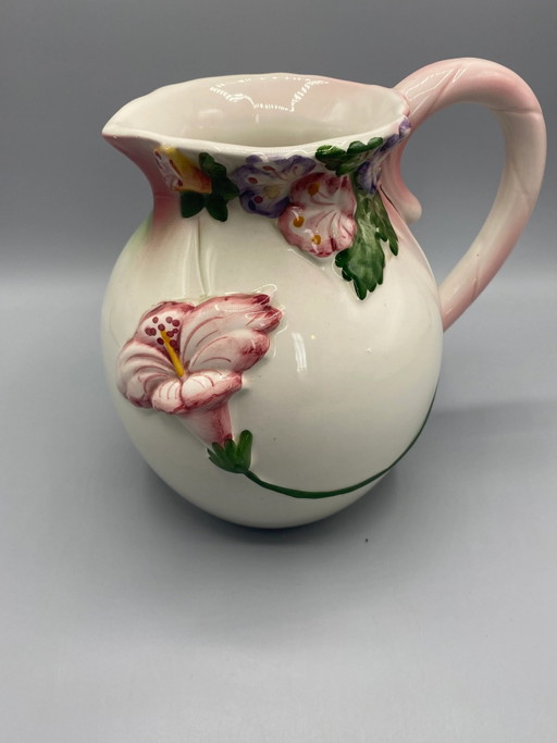 Jarra de cerámica con relieve floral pintada a mano – servies, Ceramic, Mid Century Modern