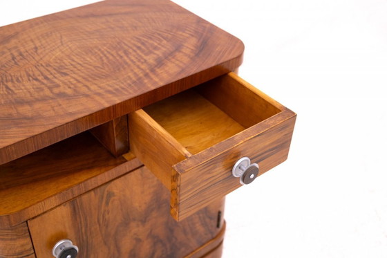 Image 1 of Juego de mesillas de noche de nogal, Polonia, primera mitad del siglo XX.