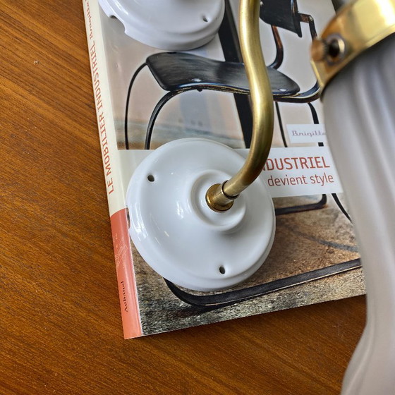 Image 1 of Coppia di applique da parete a collo di cigno in ottone, paralumi a tulipano in vetro trasparente, rosette in porcellana