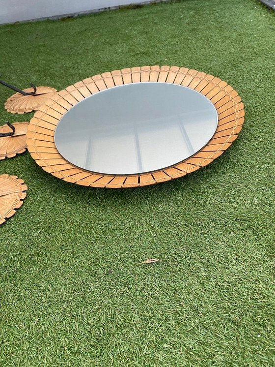 Image 1 of Specchio vintage in rattan con attaccapanni