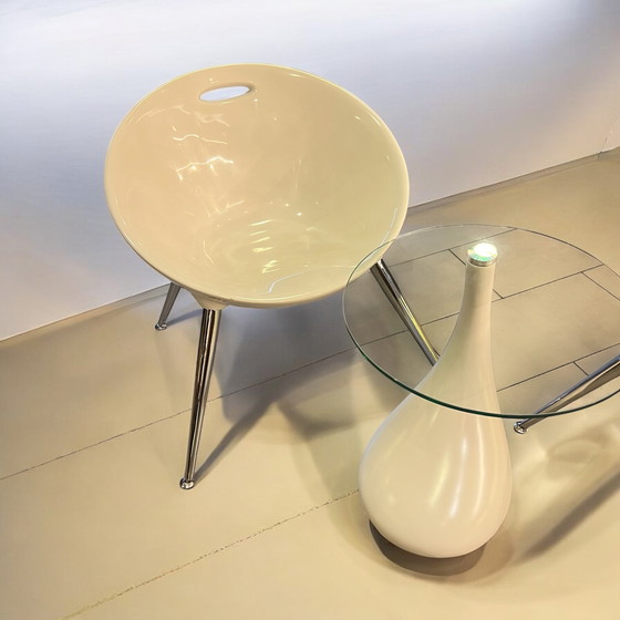 Image 1 of ¡Una rareza! Conjunto de dos sillas blancas de media concha y una mesa abatible, fabricados en los años 90.