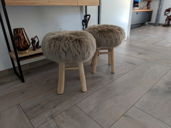 Sgabello con pelliccia di pecora – Sgabelli, Wood, Wool (photo 2 of 5)