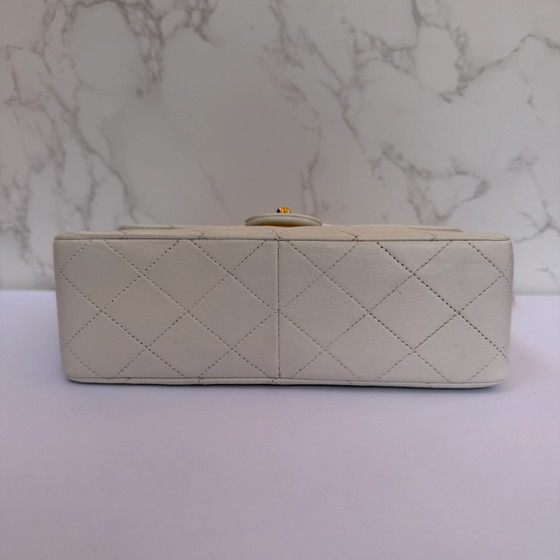Chanel Vintage Mini Classic Flap Agneau Blanc – D'occasion – Autres sacs, Cuir, Cuir d'agneau (photo 3 of 11)