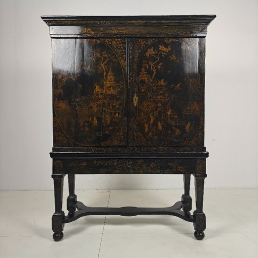 Ein seltener niederländischer Chinoiserie-Schrank aus dem frühen 18. Jahrhundert, lackiert, um 1700.