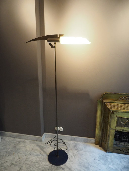 Lámpara de pie inusual en latón y cristal.