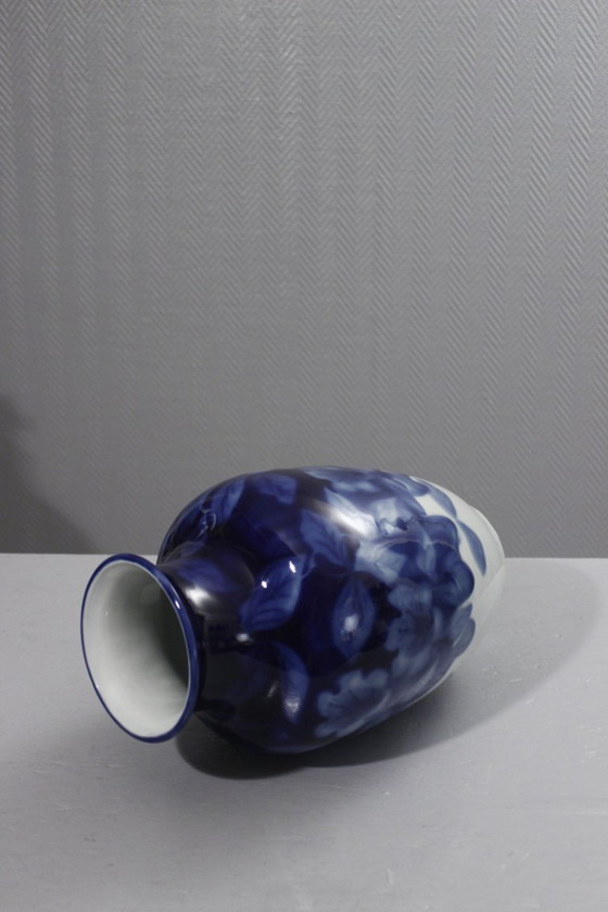 Image 1 of Camille Tharaud in Limoges - Grote vaas met kobaltblauwe bloemversiering op porselein, 35 cm