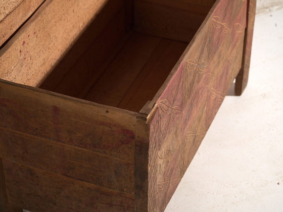 Coffre ancien sculpté en bois de pin – Europe Centrale, circa 1850 – Commodes (photo 34 of 40)