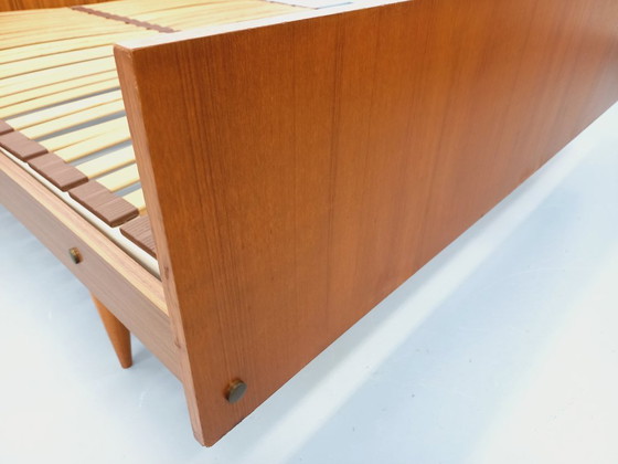 Image 1 of Lit double vintage style scandinave en teck des années 60 avec chevets lumineux intégrés et sommier