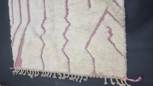 Alfombra marroquí Beni Ourain, tejida a mano con técnicas tradicionales, 140 x 260 cm.
