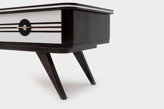 Image 1 of Vintage lage commode met afgeronde zijkanten en glazen blad, Denemarken, jaren 60.