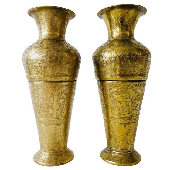 Image 1 of Coppia di antichi vasi orientali in ottone inciso anni '20