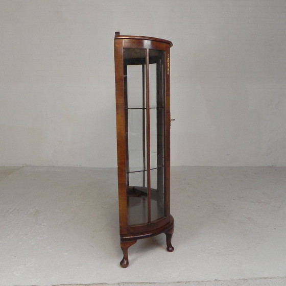 Image 1 of Engelse Art Deco vitrinekast op sierlijke poten, jaren 30