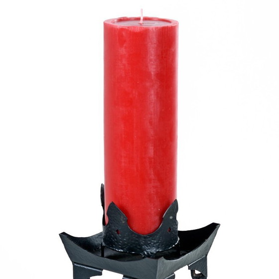 Image 1 of Paire de chandeliers gothiques en fer à maillons de chaîne sur pied