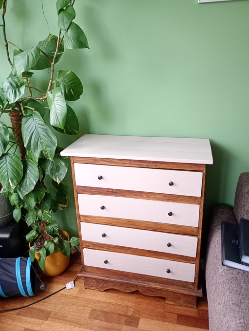 Oak chest of drawers.