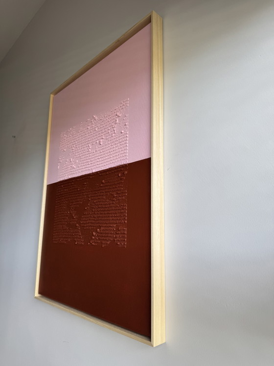 Quadro minimalista con texture rosa e marrone, con cornice flottante in legno naturale (50x70 cm) (photo 4 of 6)