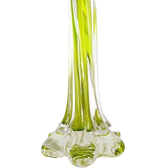 Image 1 of Vase vintage en verre vert torsadé, style milieu du siècle, années 1950