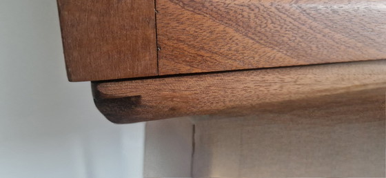 Image 1 of Ambachtelijke kast uit de jaren 50 - Massief mahonie en messing beslag