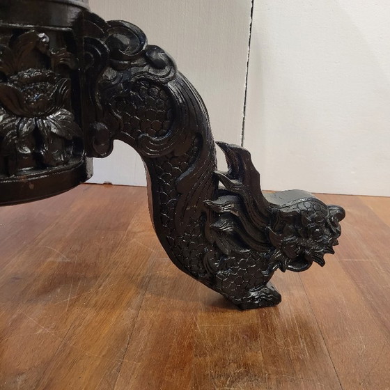 Image 1 of Table basse en bois de padouk sculpté de dragons, style anglo-indien, XIXe siècle.
