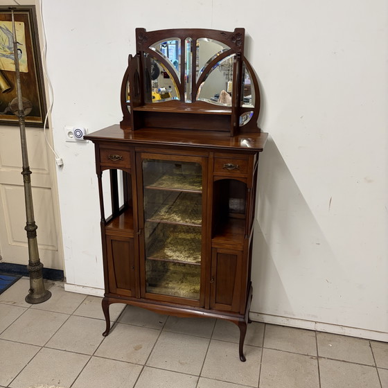 This is an antique Art Nouveau / Jugendstil display cabinet with a mirrored upright from around 1890–1900. (photo 3 of 5)