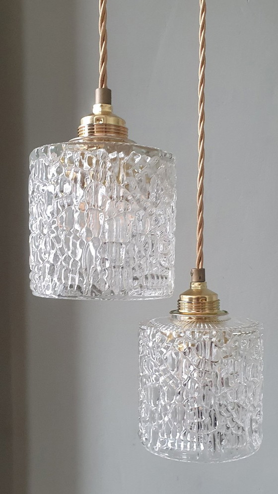 Image 1 of Ensemble de deux suspensions vintage en verre épais texturé. Style milieu du siècle.