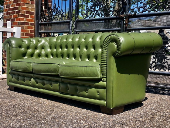 Image 1 of Chesterfield Canapé touffeté vert olive