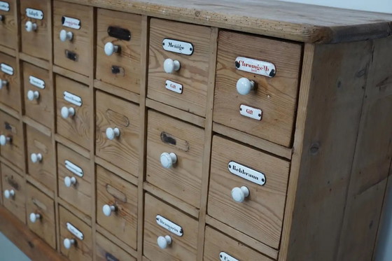 Image 1 of Antiker deutscher Kiefernholz-Apothekerschrank mit Emailleplaketten, 1900er Jahre