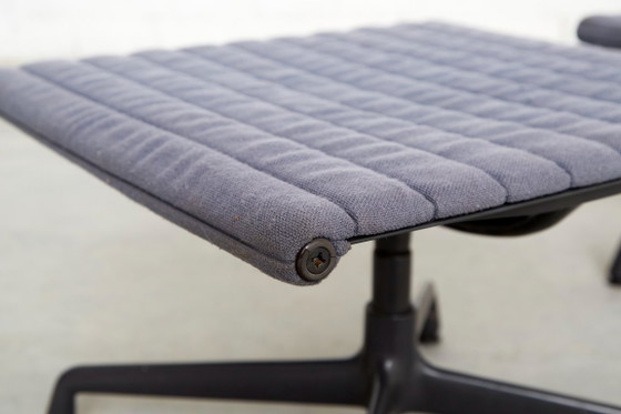 Charles & Ray Eames Stoel EA124 & Ottomane EA125 voor Vitra/Herman Miller – Verstelbare relaxstoel, Textiel (photo 3 of 20)