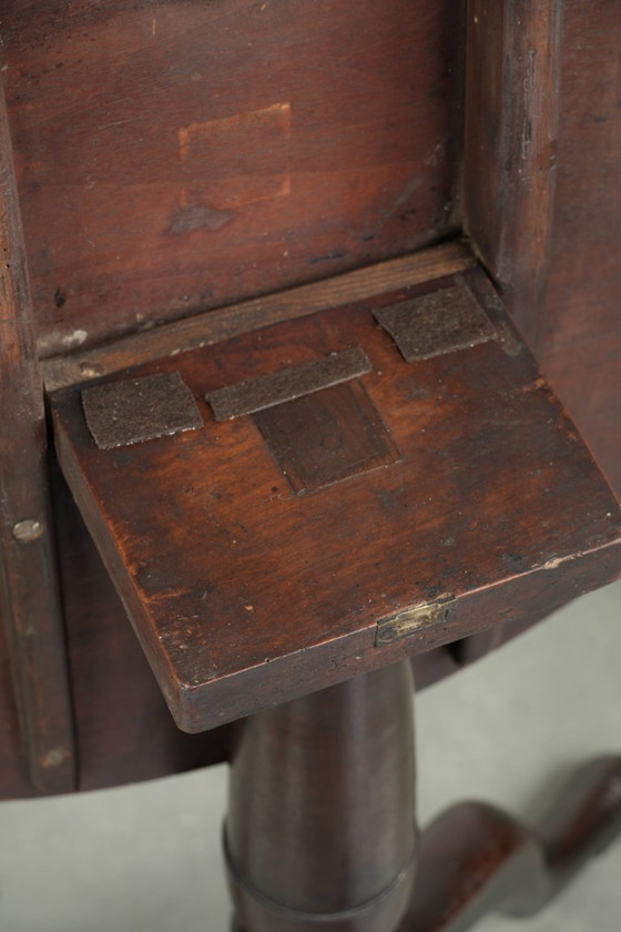 Image 1 of Ronde antieke Engelse tilt top table/ bijzettafel uit begin 19e eeuw met een prachtig patina