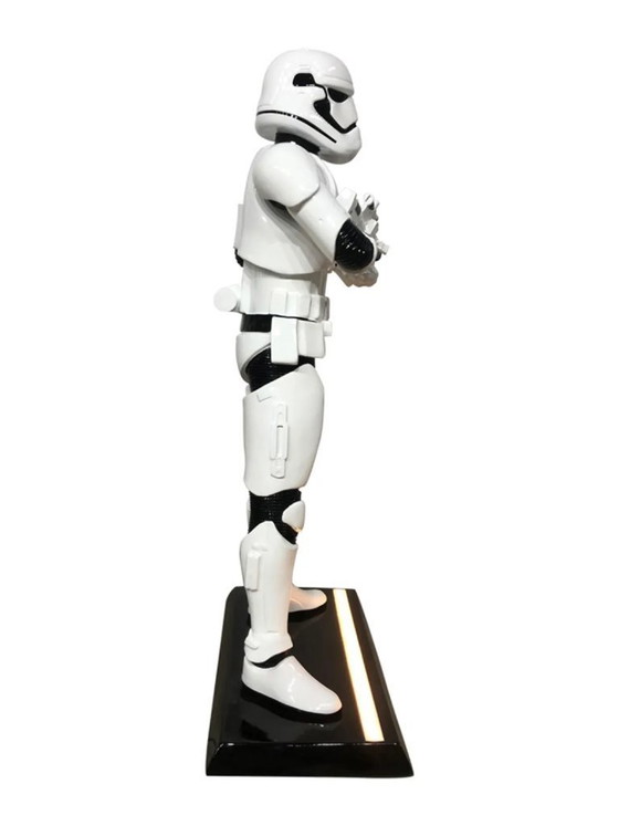 Image 1 of Escultura de fibra de vidrio - Personaje de cómic de héroe espacial - Blanco