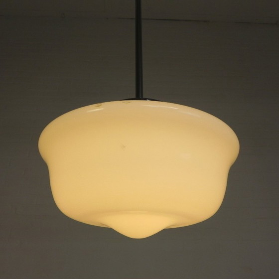Lámpara colgante Art Déco con pantalla de cristal blanco, década de 1930. – Lámparas colgantes, Brass (photo 13 of 18)
