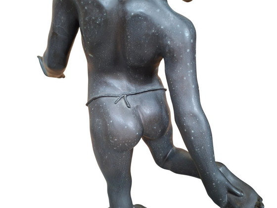 Image 1 of Prächtige Bronzeskulptur: „Das vom Krebs gebissene Kind“ 1990