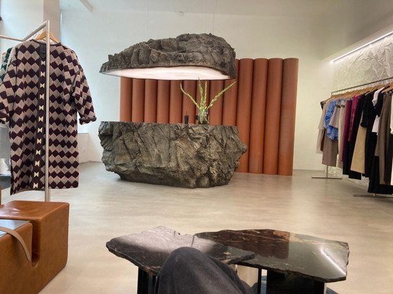 Image 1 of Op maat gemaakte sculpturale toonbankset met zwevende LED-verlichting – Concept Store / Gallery Pieces