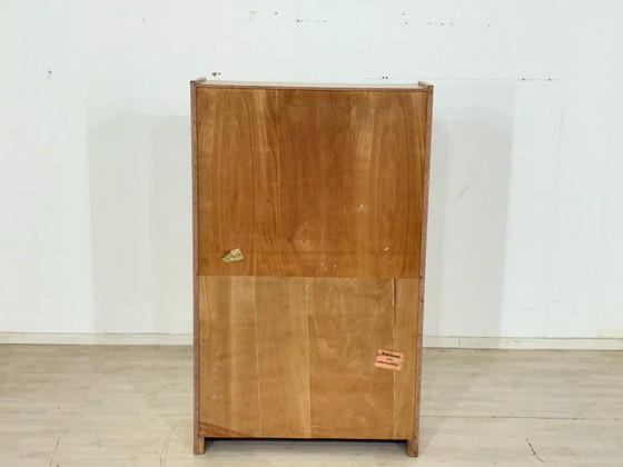 Image 1 of Vitrinekast/hoge kast uit het midden van de 20e eeuw – Vintage highboard uit de jaren 60 – Iepenhout