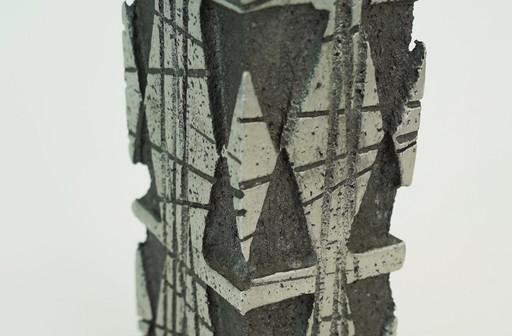 Raro jarrón brutalista de mediados de siglo hecho de aluminio fundido Casper Studioguss, década de 1970